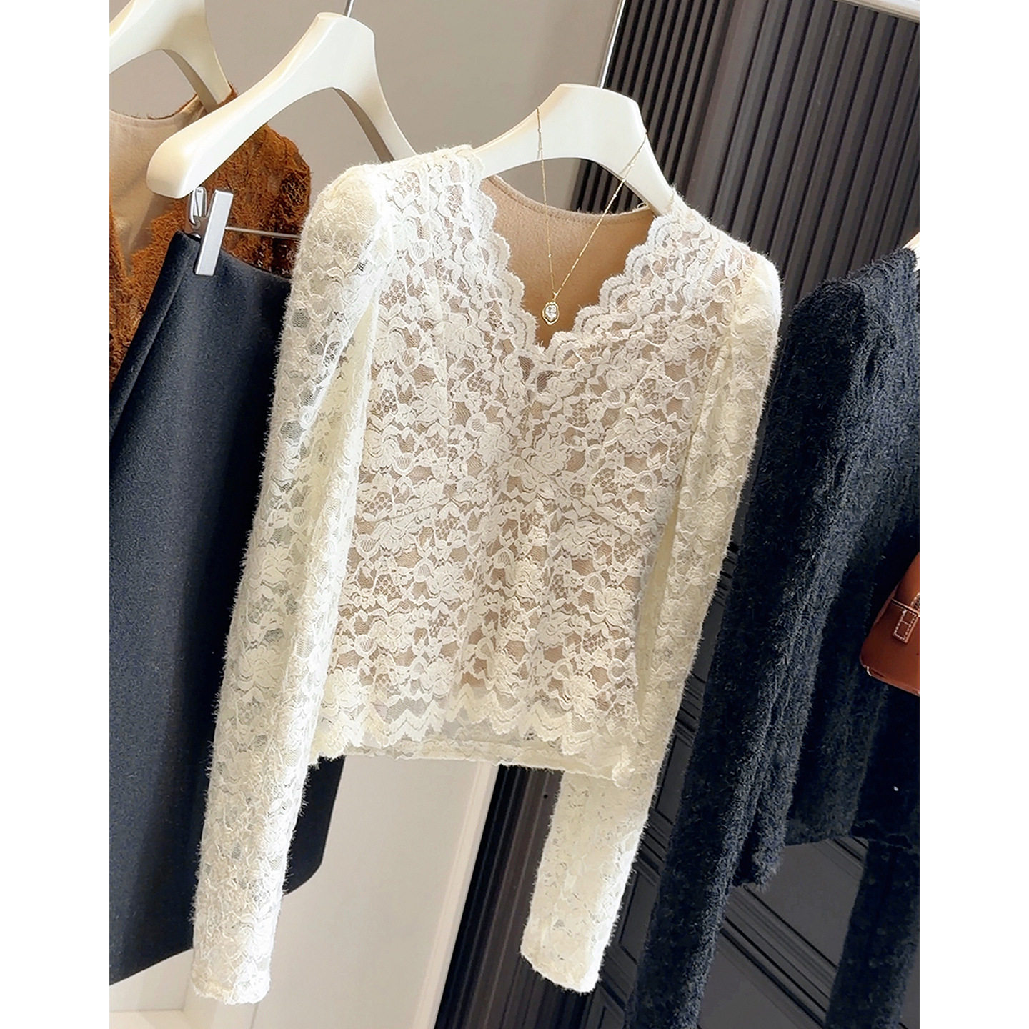 韩版纯欲勾花镂空v领蕾丝磨毛加厚打底衫女秋冬短款保暖内搭上衣