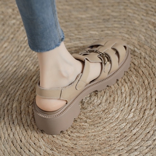 复古包头牛皮罗马凉鞋女夏季2026年新款女士厚底坡跟镂空外穿编织