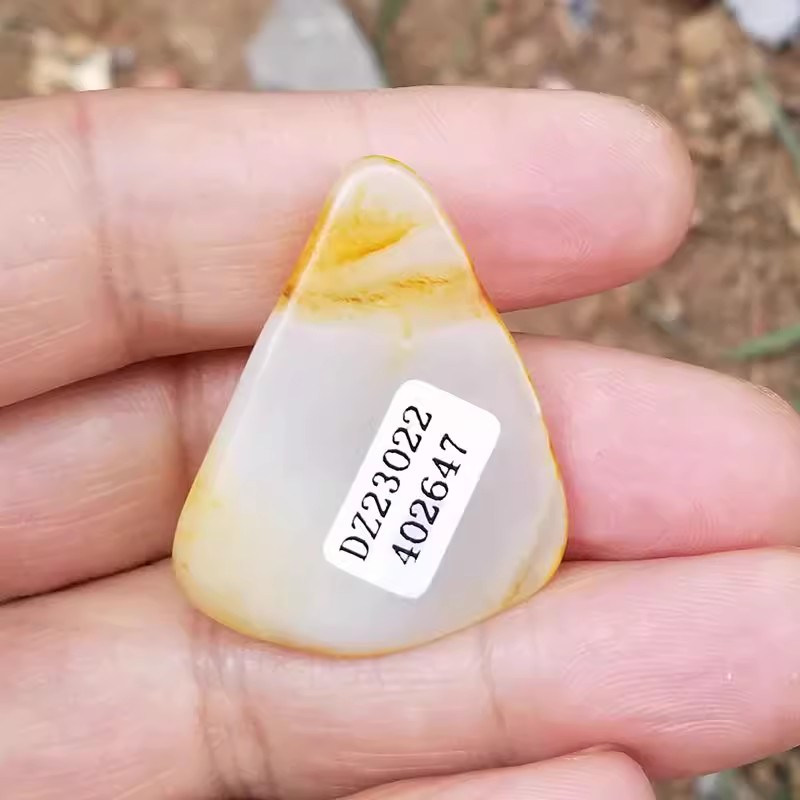 尋顧和田玉原石吊墜可打孔處理價