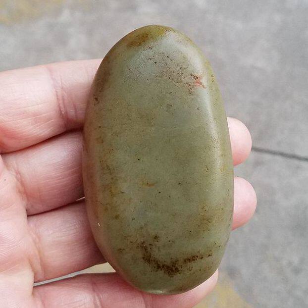 真皮和田玉原石籽料沙枣青籽料原石玩料手把件重157克83*46*21MM