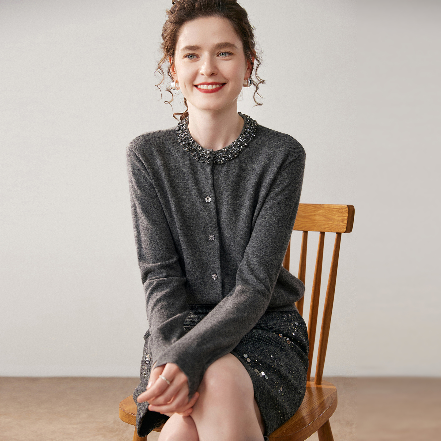 山羊绒女老钱风镶钻圆领开衫