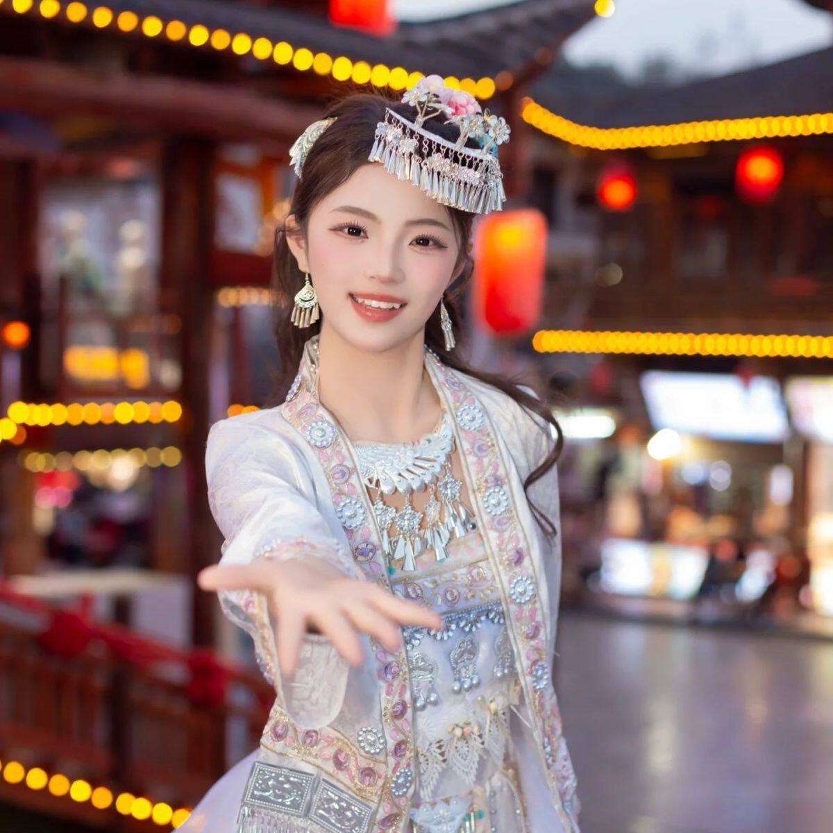 新款苗族上衣苗疆少女简约民族旅拍清新白色土家族外套苗寨摄影