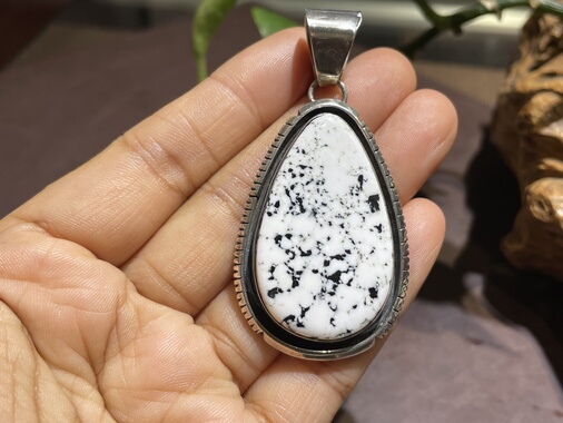 天然美国没华达白水牛矿松石吊坠