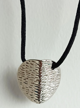 盾牌吊坠怀旧复古工艺配布绳项链