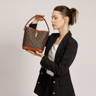 日本ぜいたMK F包包2026新款女包大容量斜挎包女款水桶包百搭真皮