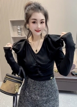 2023秋冬新泡泡袖设计感褶皱收腰显瘦V领长袖T恤女修身打底衫上衣