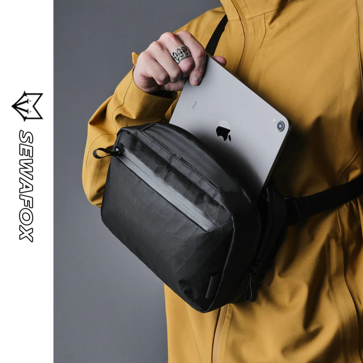 男士斜挎包2026新款多功能通勤背包手拿包手机包大容量单肩包男款