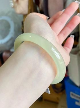 天然青白玉手镯晴水圆条少女冰种正品和田玉镯子年轻款冰透浅绿色