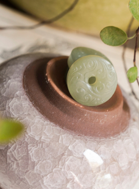 雕刻天然俄罗斯白玉云纹吊坠