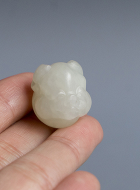 雕刻天然俄罗斯白玉吊坠生肖猪