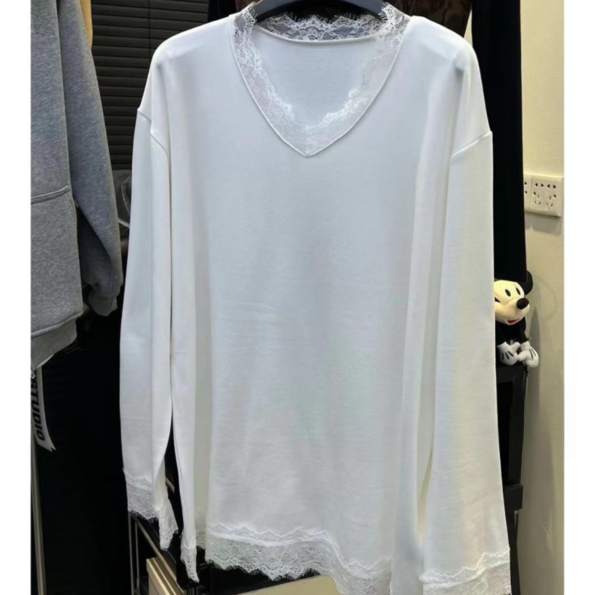 白色v领长袖蕾丝拼接T恤女秋冬新款中长款百搭宽松打底衫上衣潮流