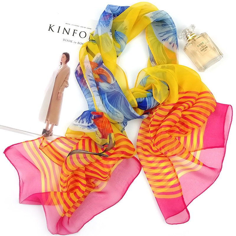 秋冬百搭仿真丝薄款纱巾印花亮丽长款杭州丝巾中青年妈妈搭配围巾