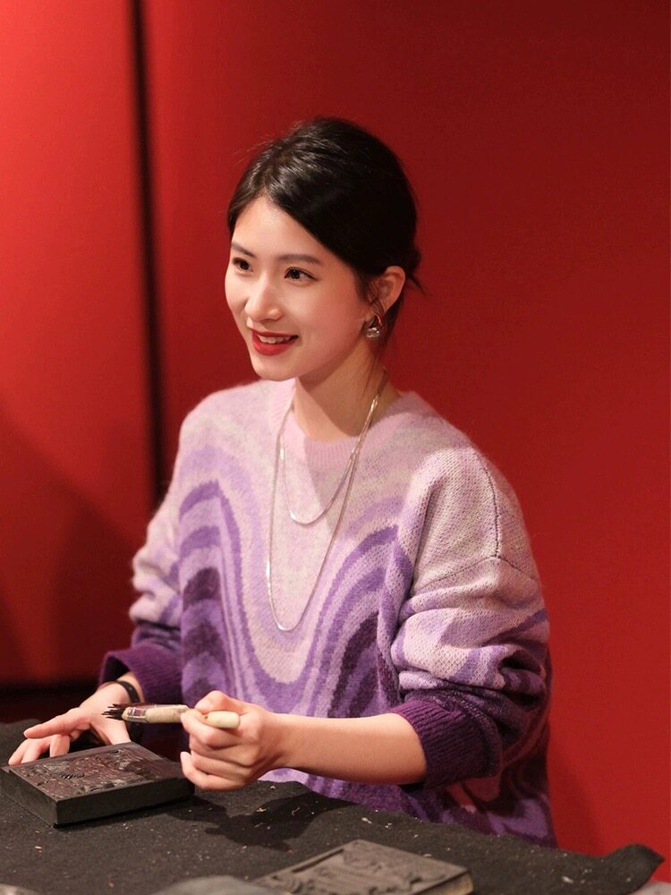 明星同款多巴胺穿搭紫色渐变色毛衣干练气质通勤高级感毛衣