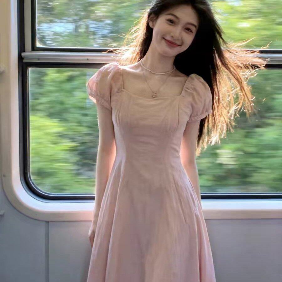 2026法式减龄系粉色连衣裙女夏季方领泡泡袖收腰显瘦日常中长款裙