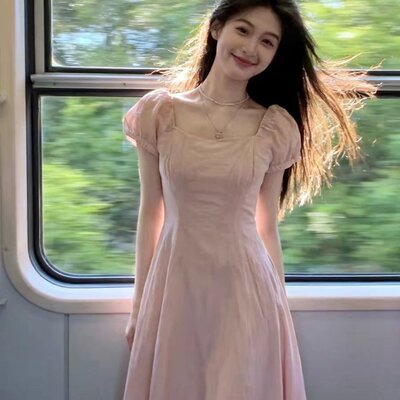 2026法式减龄系粉色连衣裙女夏季方领泡泡袖收腰显瘦日常中长款裙