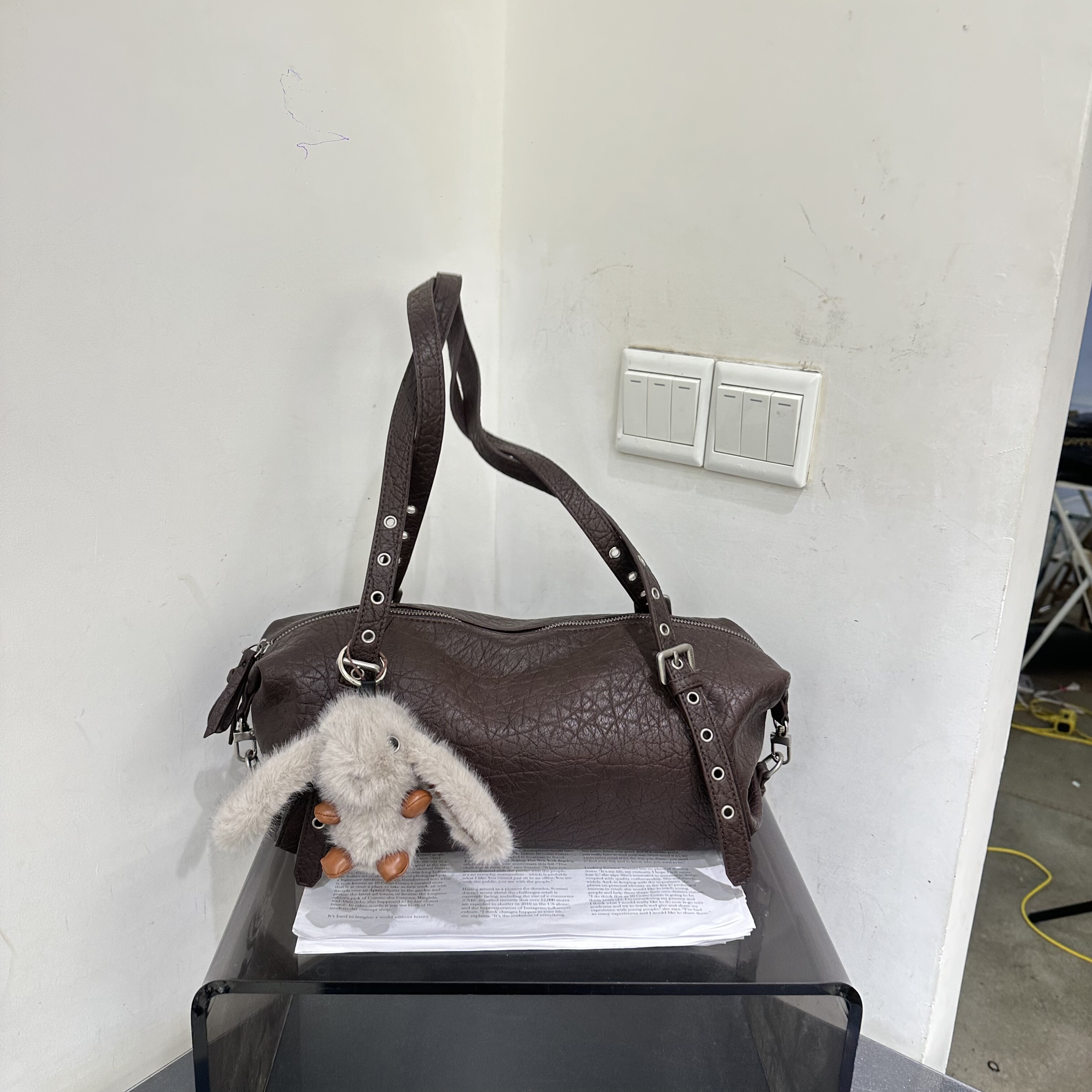 莱曼多斯新款复古单肩腋下韩版轻便休闲时尚简约大容量包兔子挂饰