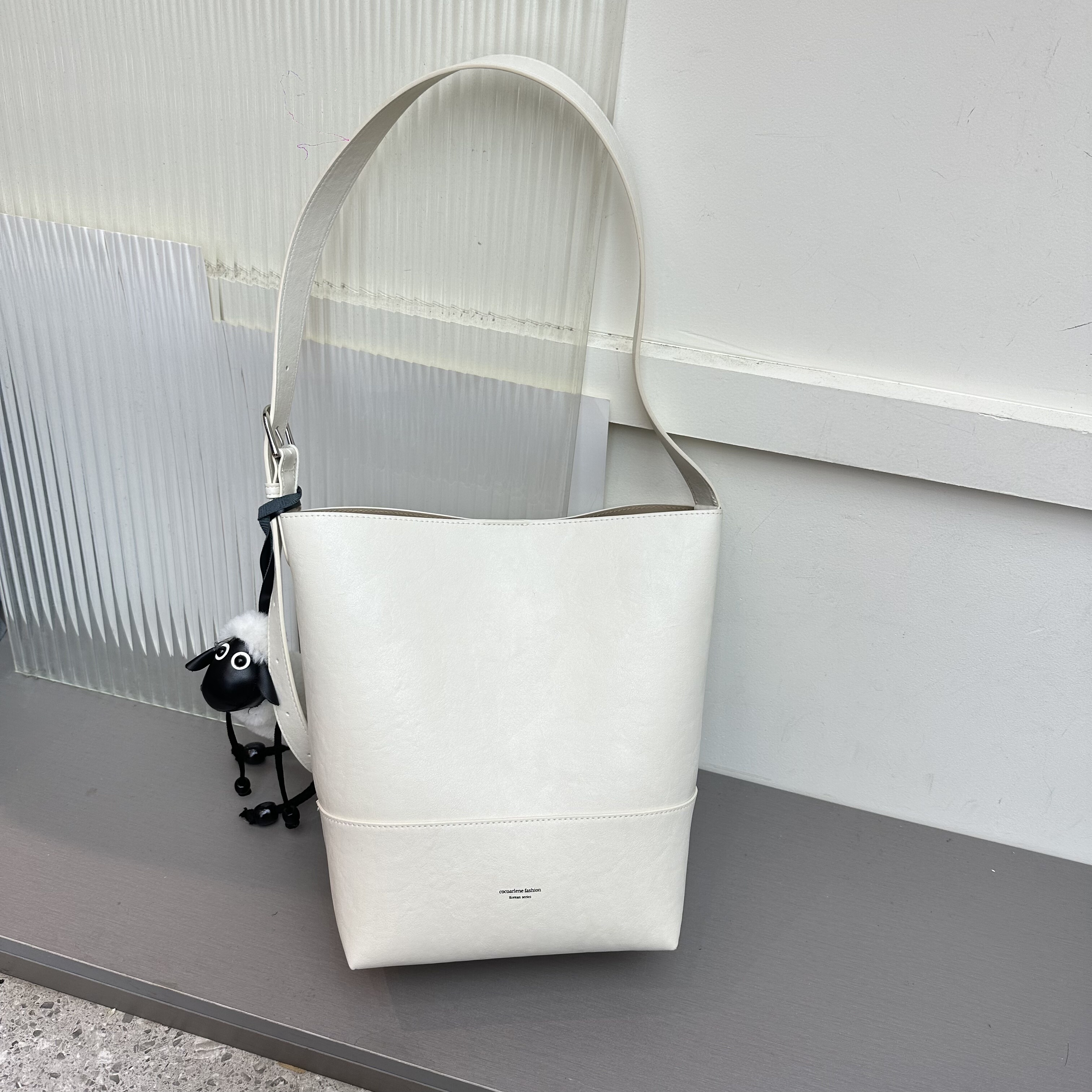 可爱玩偶挂饰大容量软皮慵懒风水桶包女士单肩包斜挎包韩版子母包