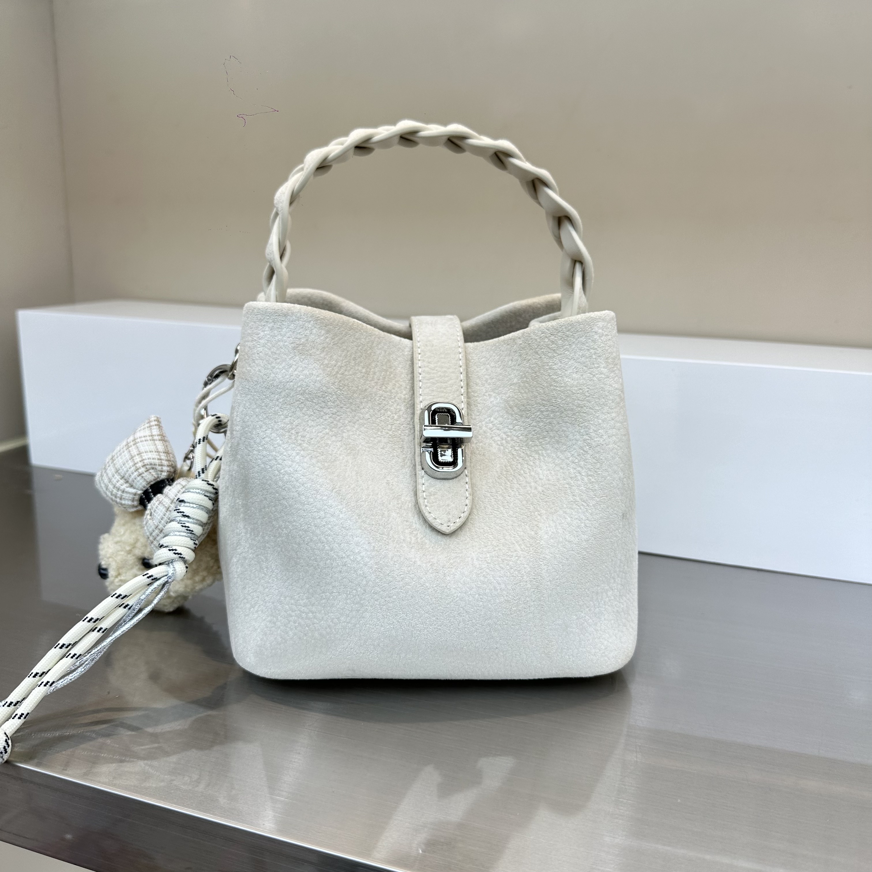 新款时尚手提轻便软皮水桶包小众潮流休闲斜挎女包大容量洋气百搭