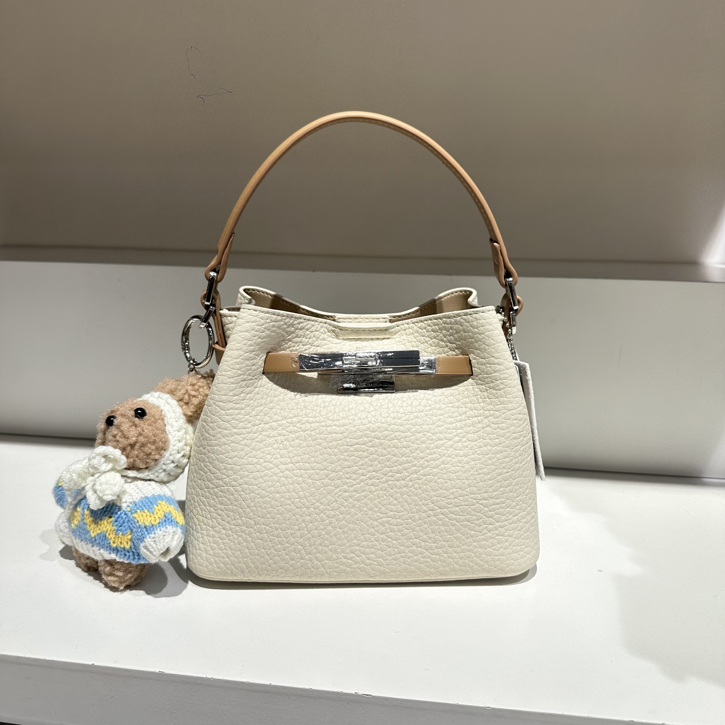 新款复古休闲慵懒风软皮手提水桶包斜挎女包纯色简约百搭撞色子母