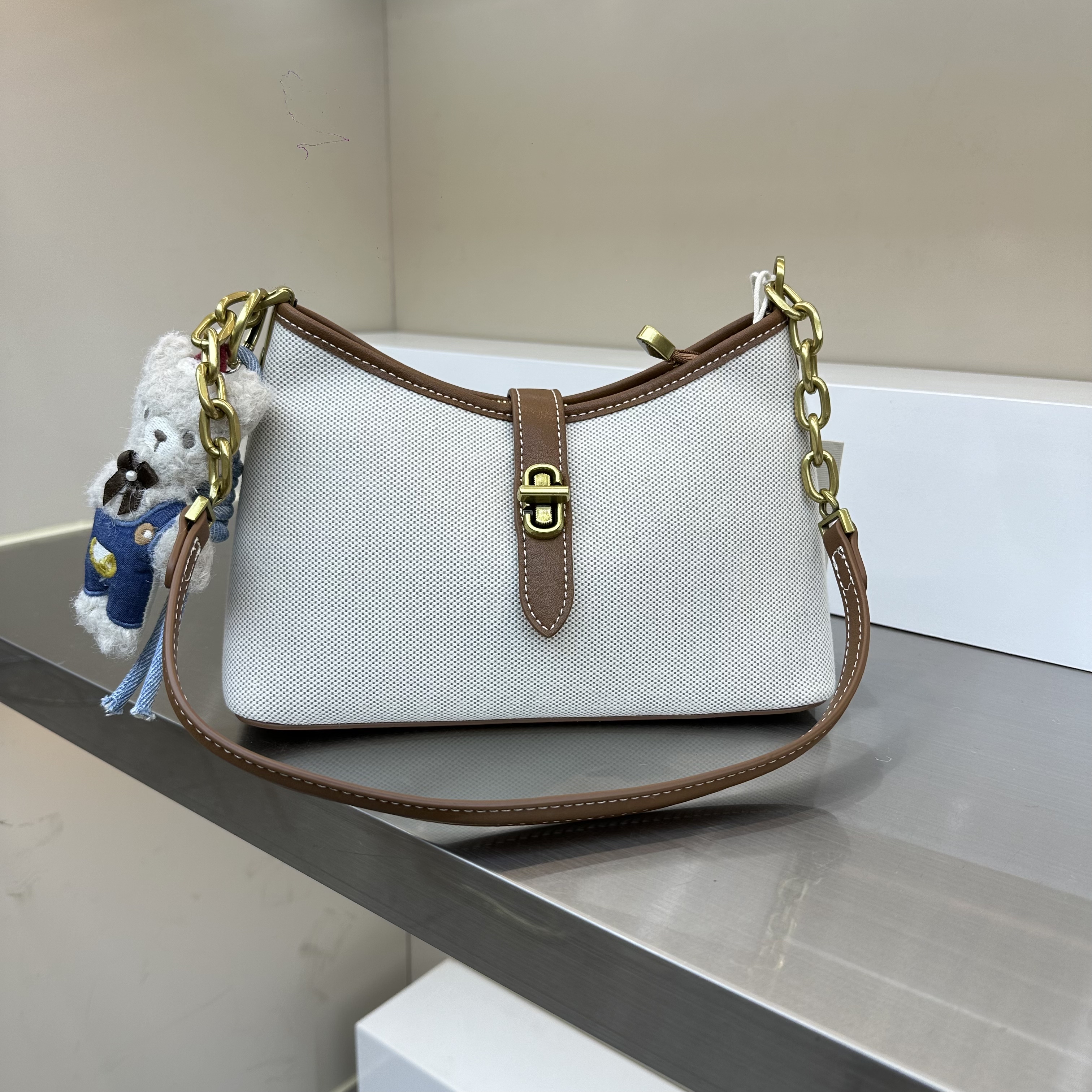 新款时尚锁扣分层实用横版法棍包软皮百搭通勤单肩斜挎包休闲女包