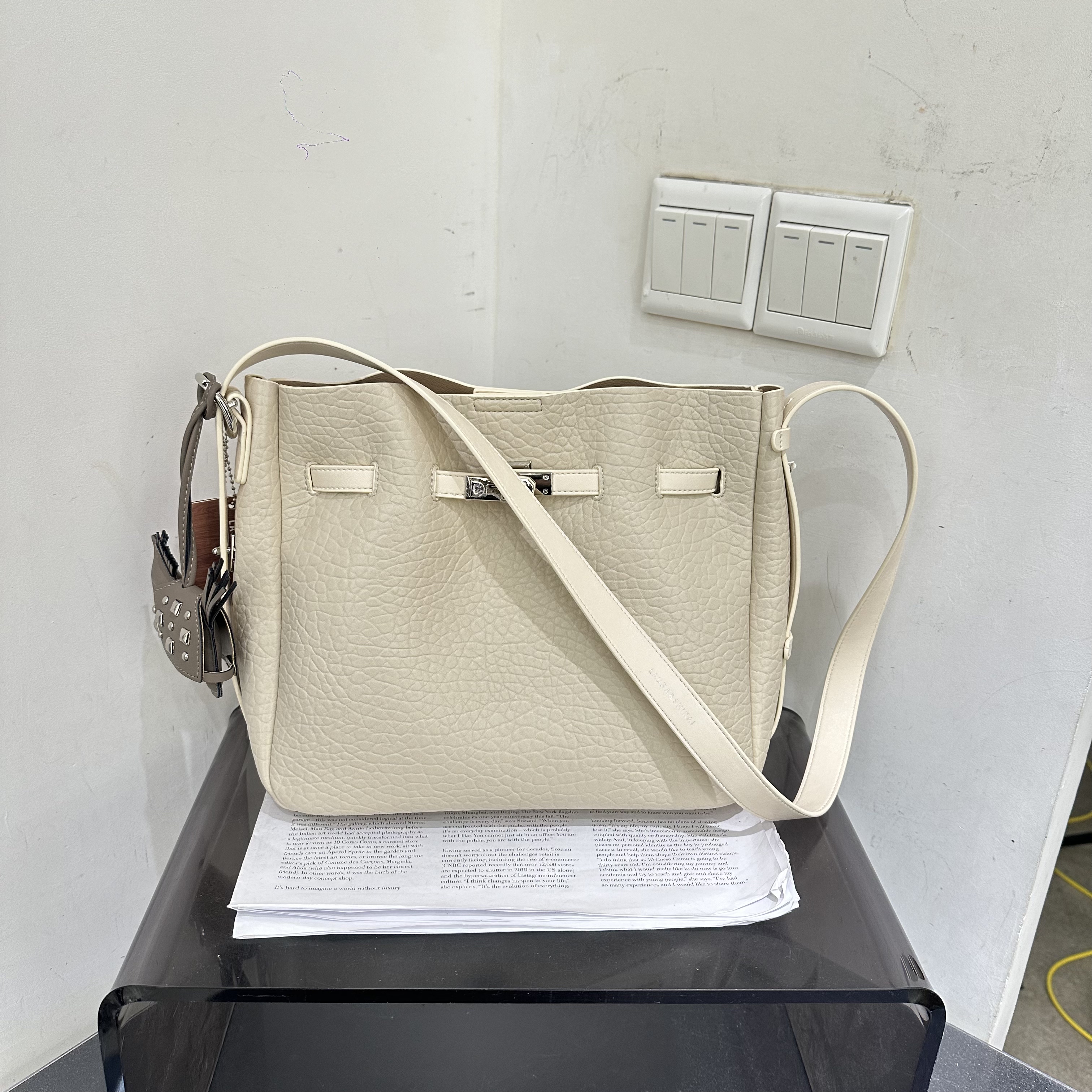 劳拉时黛新款复古休闲泡泡纹单肩斜挎托特包实用时尚简约斜挎百搭