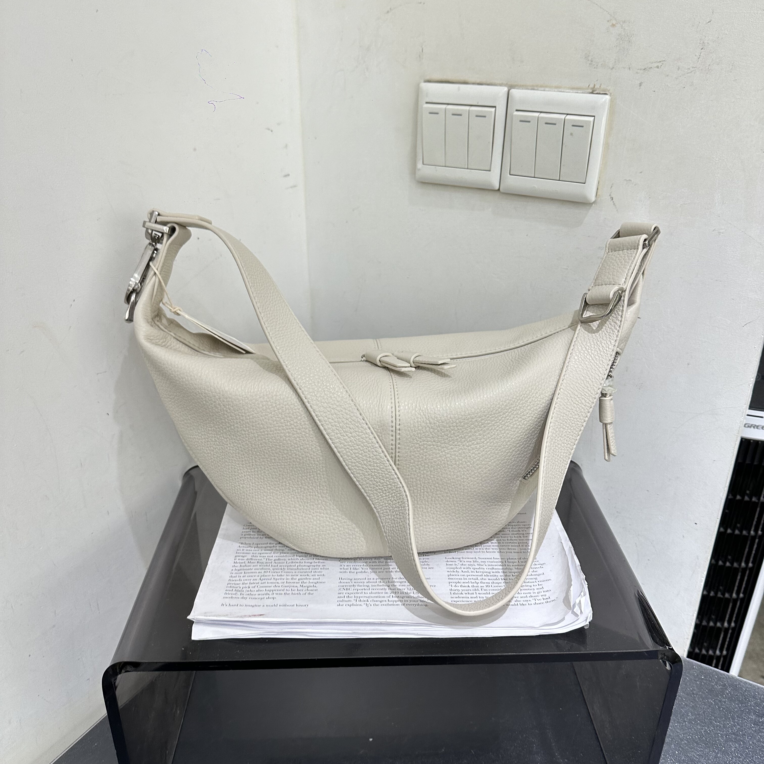 莱曼多斯新款荔枝纹轻便大容量饺子包复古休闲慵懒风软皮斜挎女包