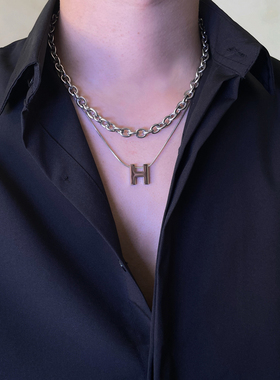 H字母项链男潮嘻哈不掉色双层叠戴设计锁骨链女毛衣链钛钢不掉色