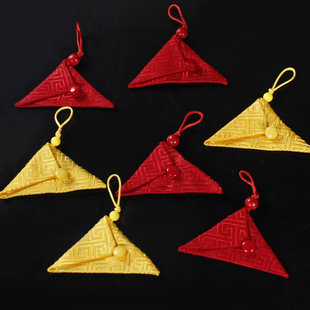 新款热销红色纽扣免手缝三角形福袋符袋挂脖袋胎毛空袋子