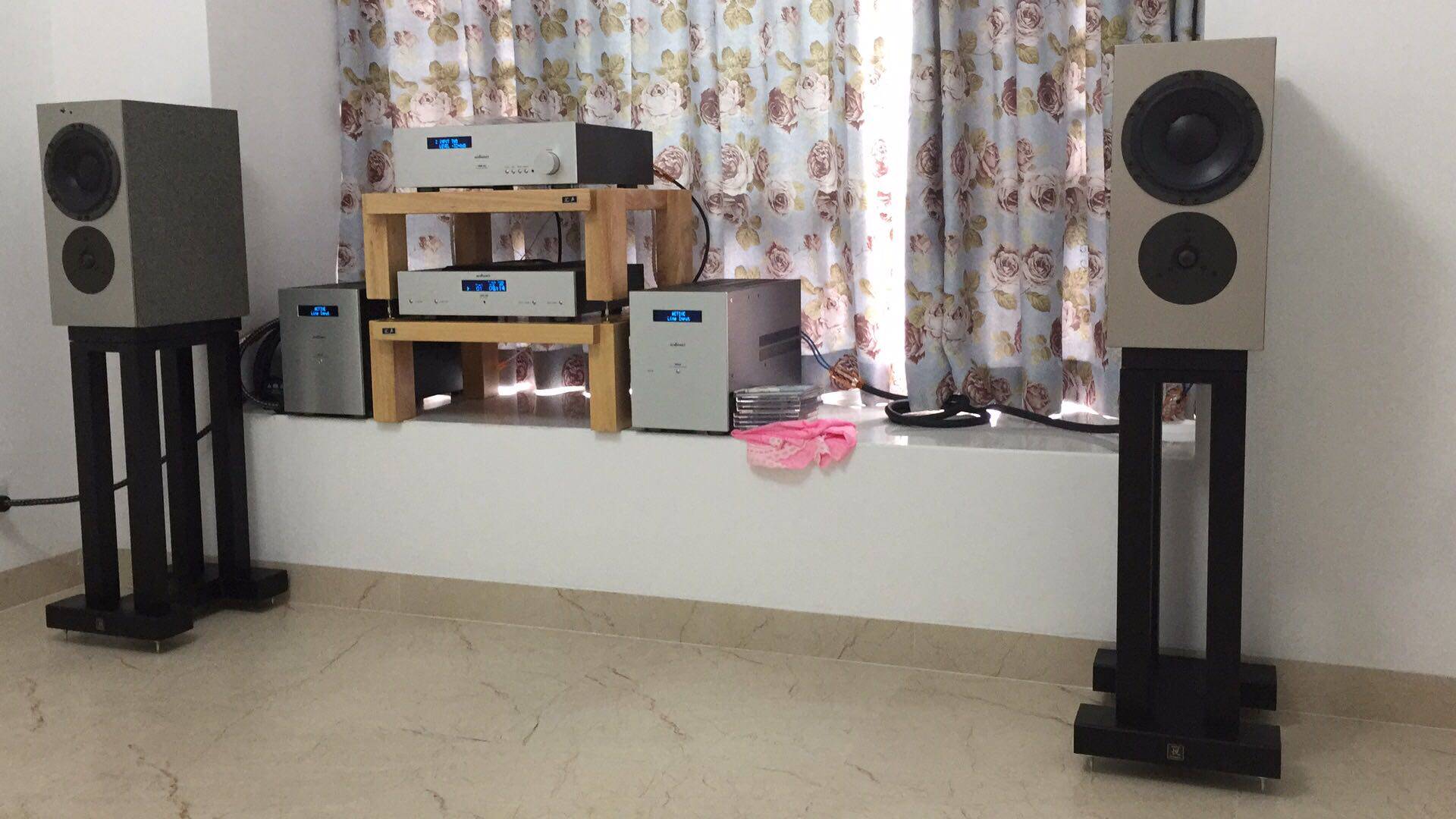 还音音响悦脚架为丹拿DYNAUDIO C3 定制的四柱音箱脚架书架