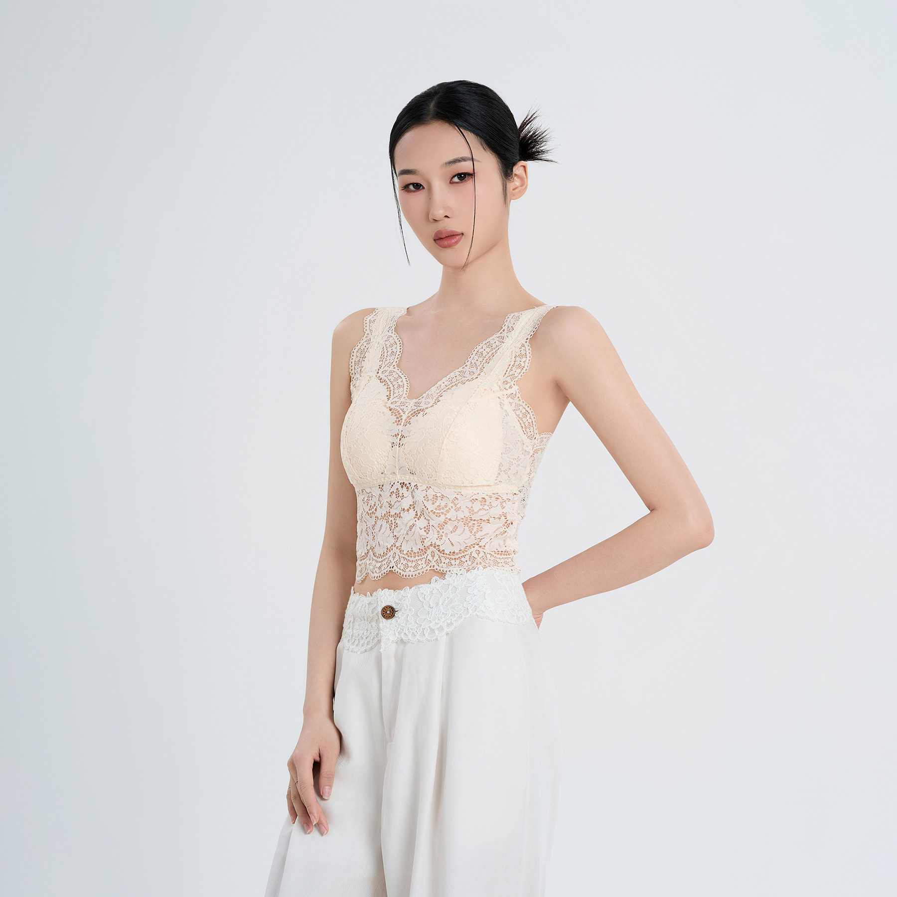 宫小妍【蝴蝶美背】26春纯欲风百搭精致蕾丝拼接吊带美背