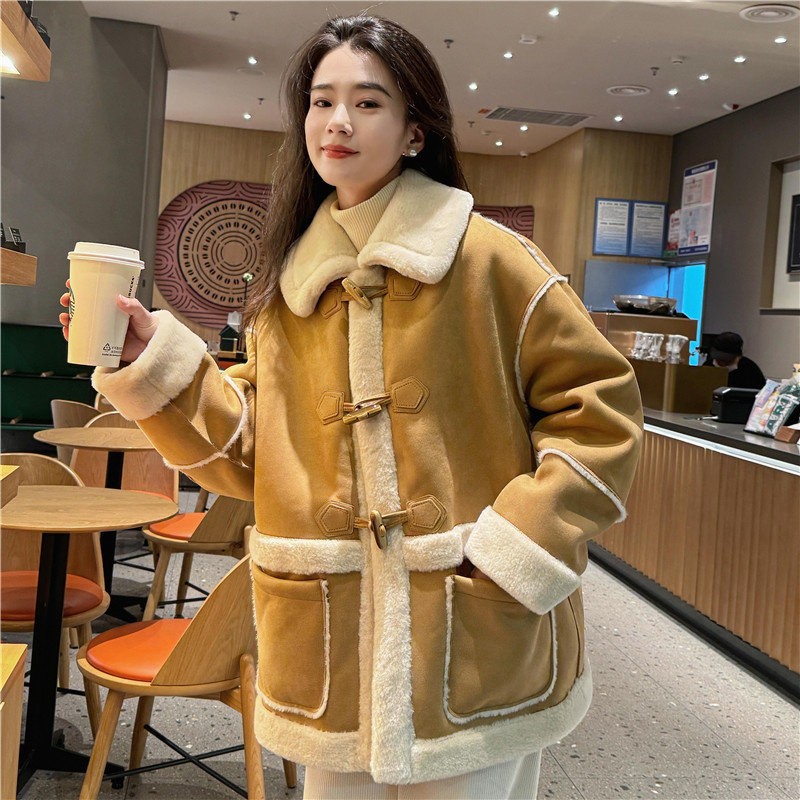 牛角扣方口袋翻领麂皮绒外套皮毛一体羊羔毛毛大衣女2024冬季加厚