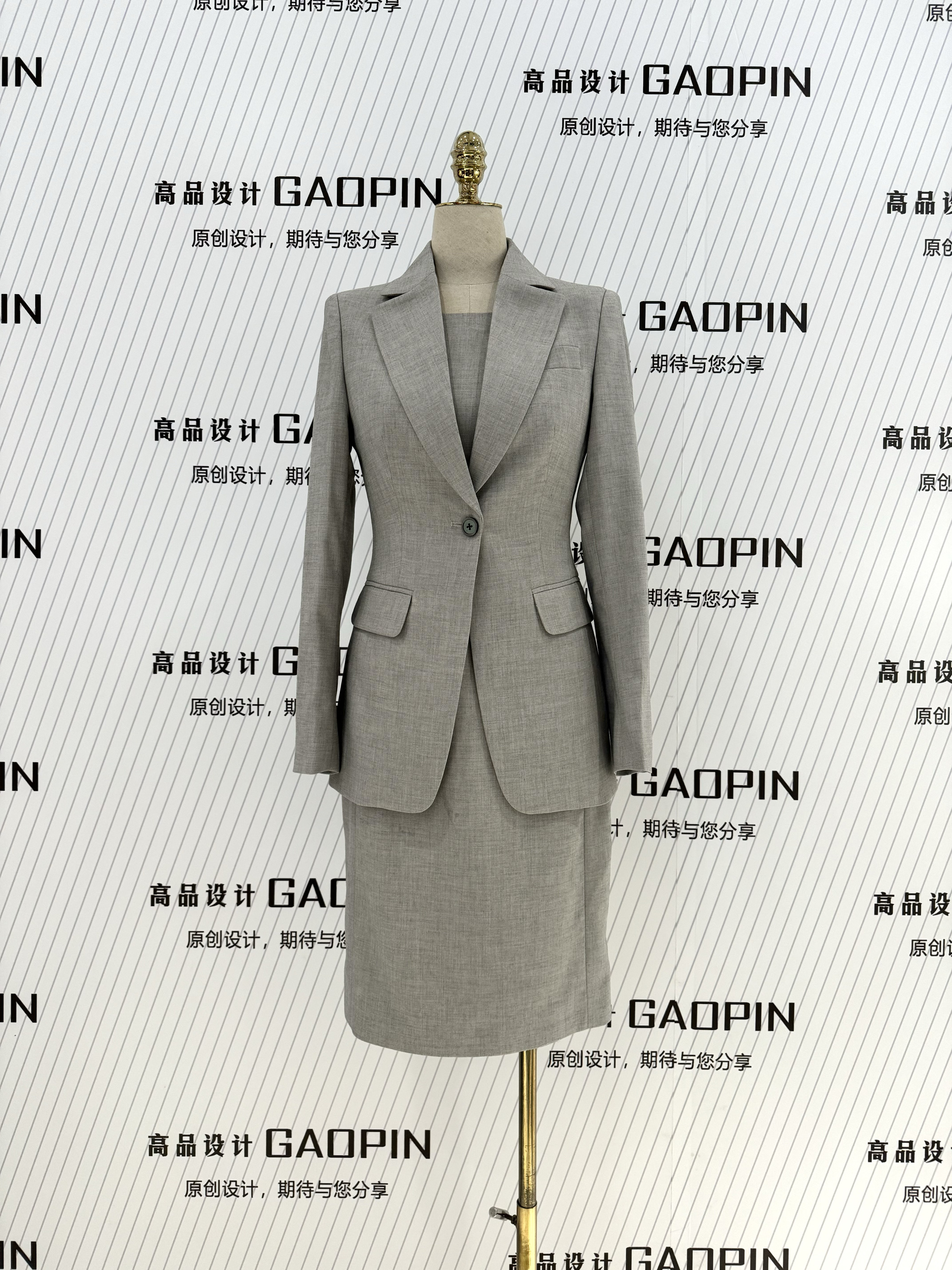 浅灰色裙子外套上班职业西服套装