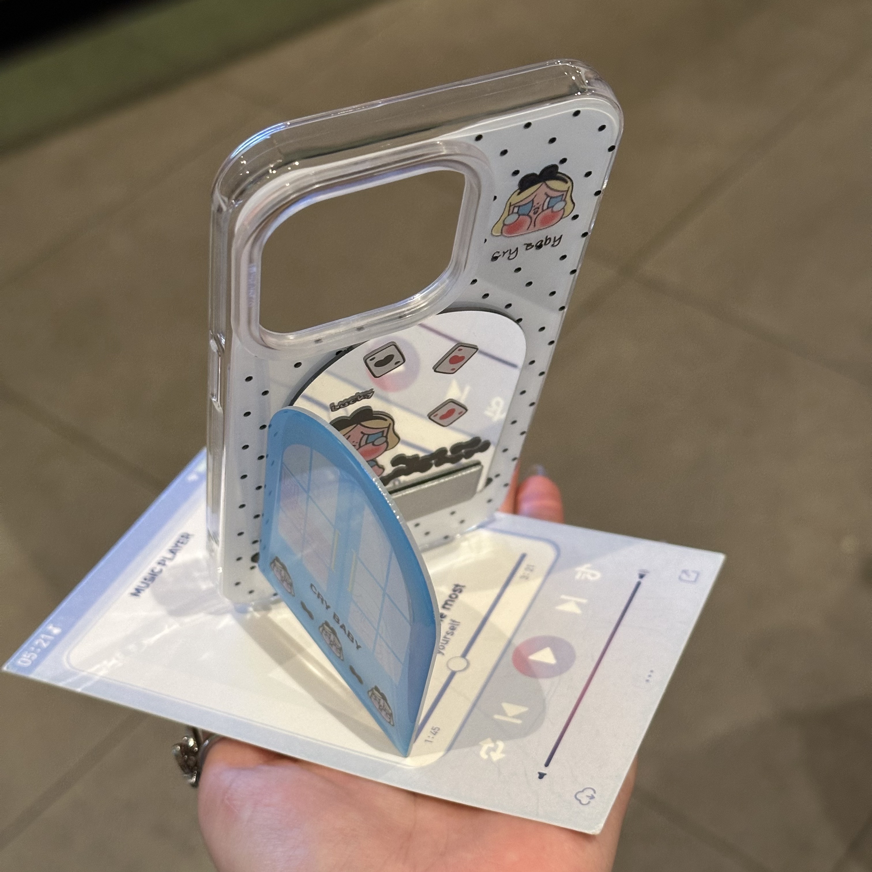 爱丽丝哭娃适用iPhone16pro手机壳14苹果15promax可爱12/11华为mate70新款k80镜支架vivo小米15荣耀oppo双层