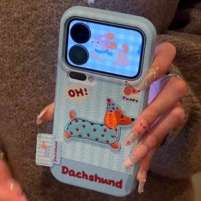 秋冬腊肠狗适用苹果17promax手机壳新款iPhone16pro卡通14华为p70保护套12可爱13小米15皮纹vivox200荣耀oppo