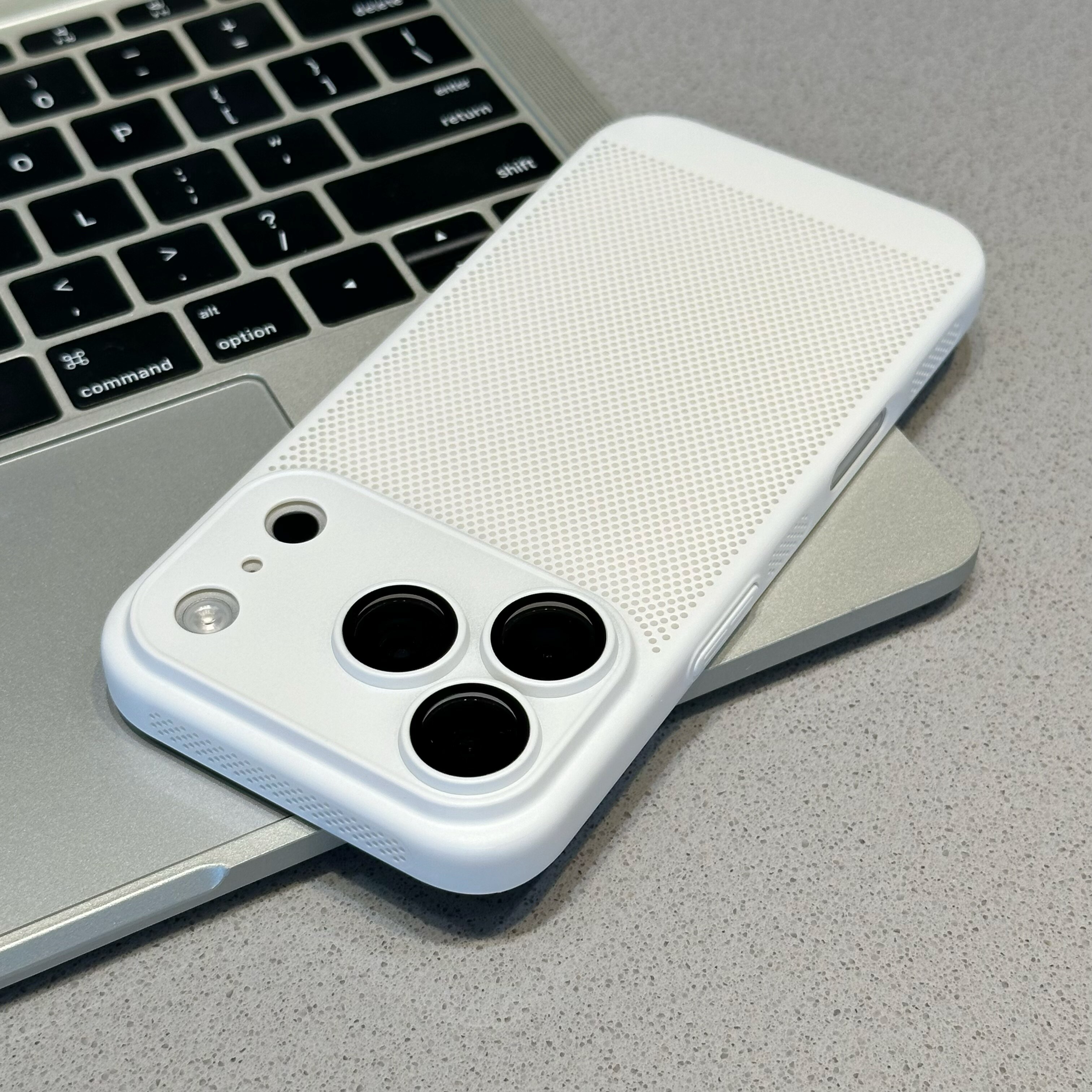 简约蜂窝适用苹果17Promax手机壳超薄散热iPhone16PRO夏日透气15Promax磨砂全包ip14Plus防摔高级感13pro男士