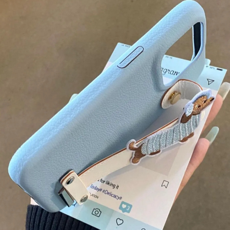 日韩ins卡通刺绣腊肠狗腕带适用苹果16promax手机壳iPhone14女新款13简约小众12个性15Pro防摔14pro保护套16