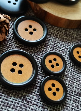 黑色树脂烤漆哑光细边中间焦黄色四眼扣时尚休闲外套纽扣