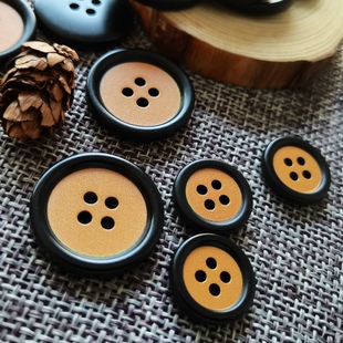 黑色树脂烤漆哑光细边中间焦黄色四眼扣时尚休闲外套纽扣