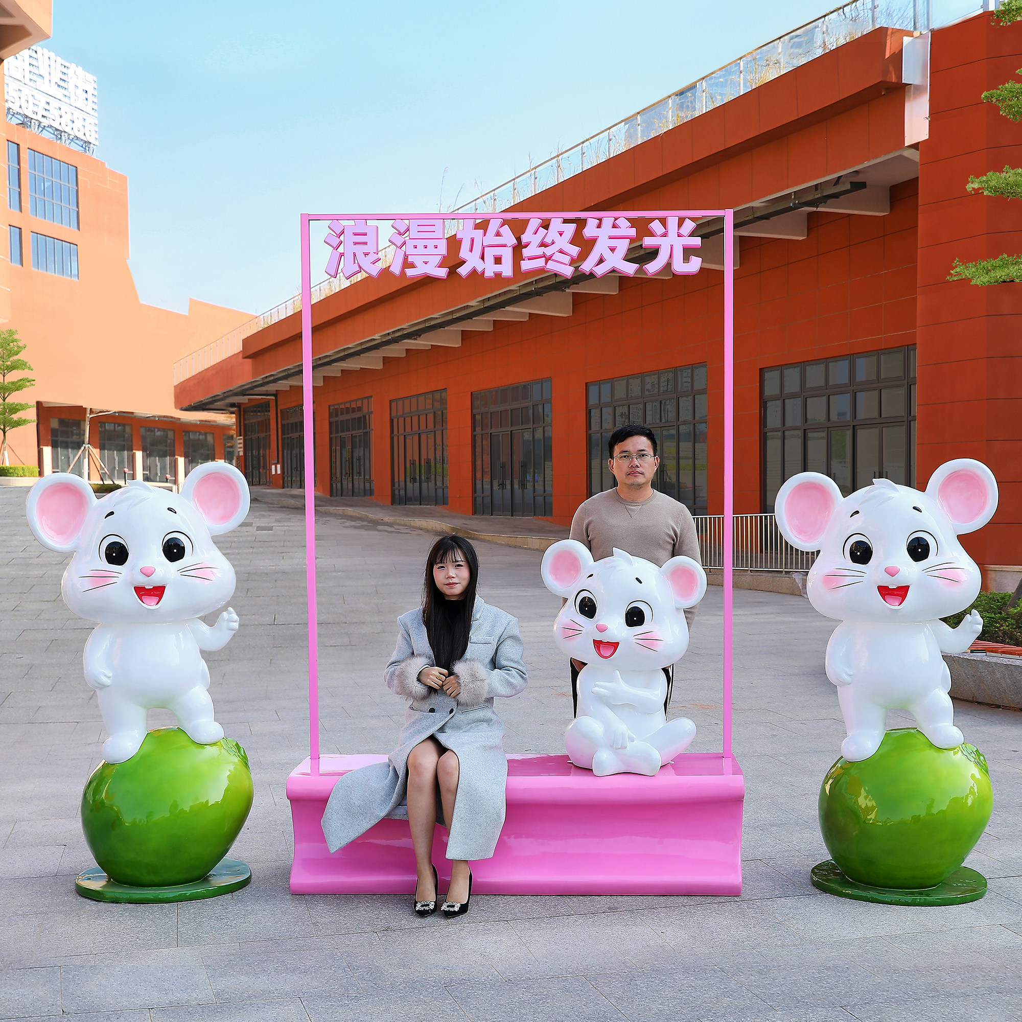 户外卡通十二生肖鼠玻璃钢雕塑商场售楼部幼儿园动物打卡装饰摆件