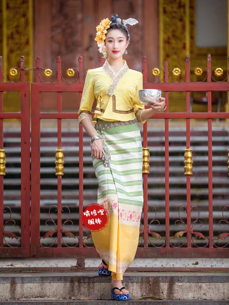云南少数民族傣族女泼水节日装