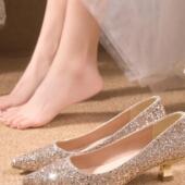女2025新款 婚鞋 香槟色低跟浅口高级感新娘鞋 秀禾婚纱两穿不累脚
