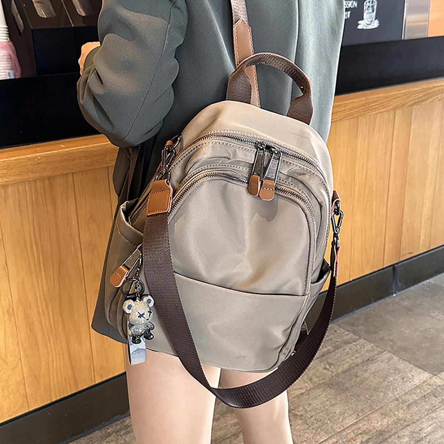 轻便潮流通勤双肩包女2026新款时尚小众休闲牛津布单双肩旅游背包