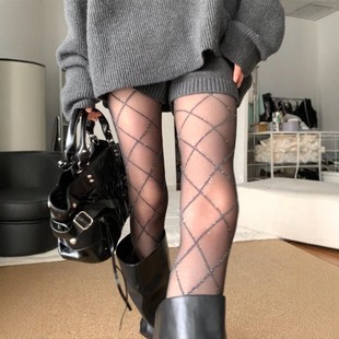 秋冬~菱格黑丝封神的季节!很难不爱银线菱格丝袜~配长靴好好看~