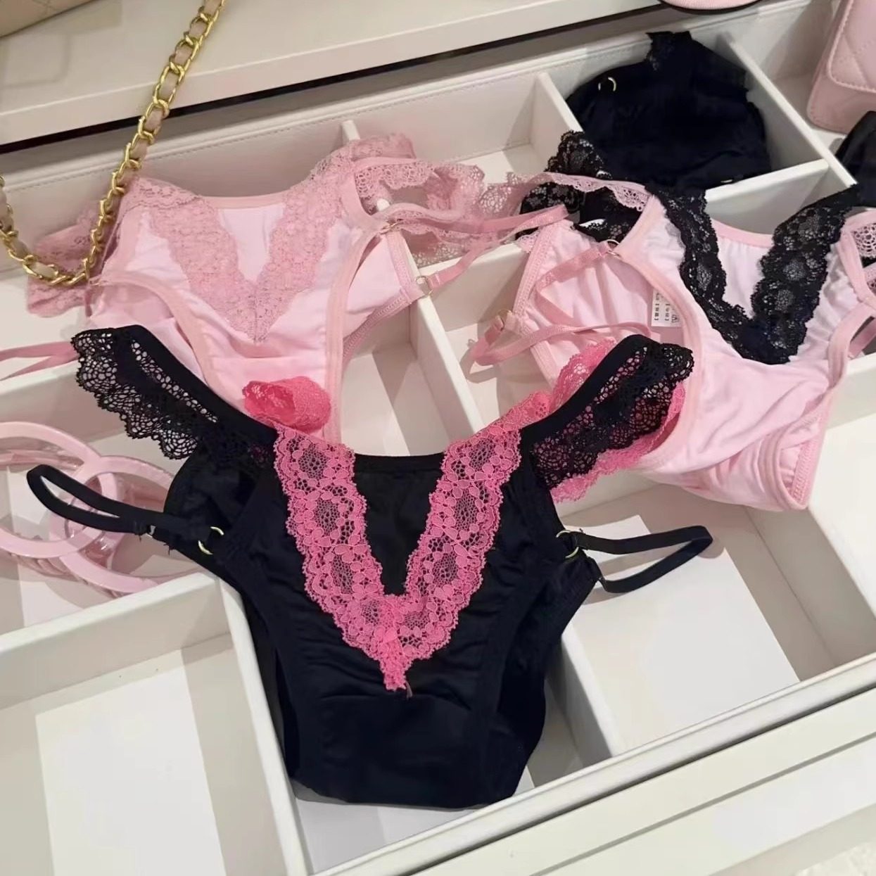 爱意至死不渝！浪漫优雅的拼色蕾丝内内~提臀性感交叉绑带辣妹感~
