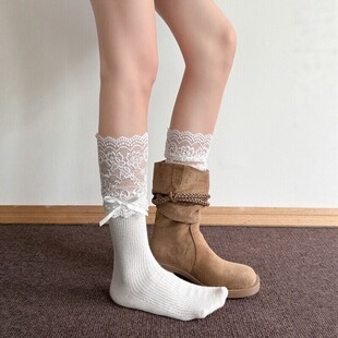 蕾丝中筒袜+短靴美呆！露出蕾丝花边好有氛围感~不愧是博主最爱～