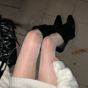 跨年穿什么 辣妹闪亮气质性感丝袜搭靴子秋冬 ？竖纹白丝上大分