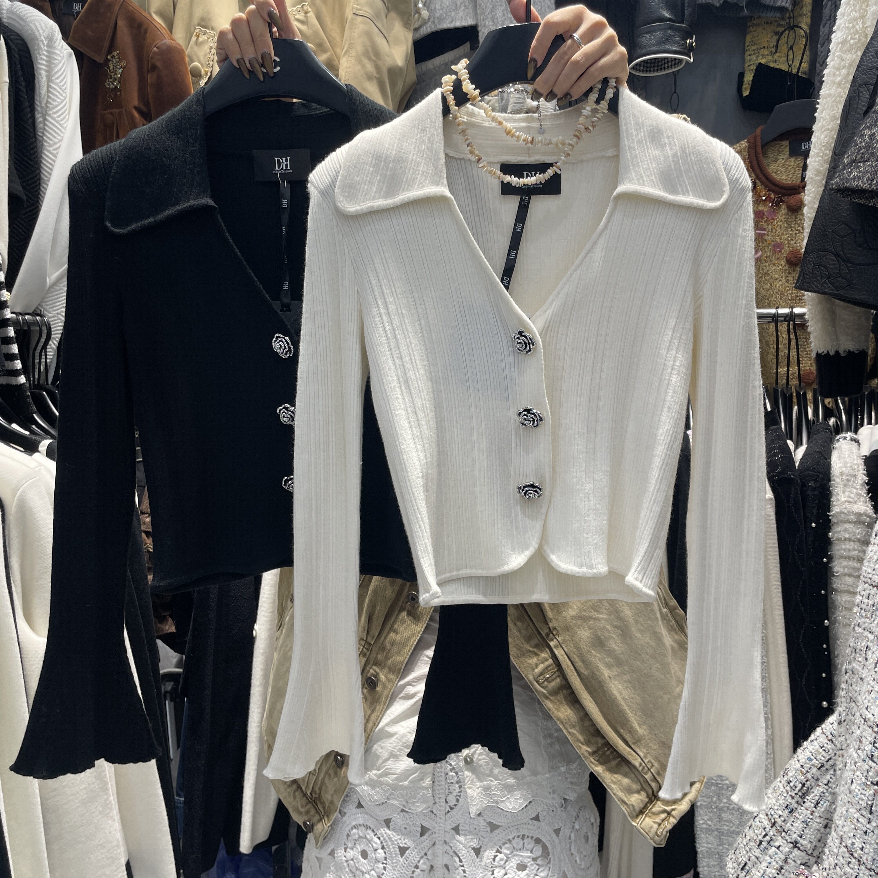 设计感重工花朵纽扣V领针织衫