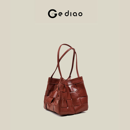 轻奢真皮编织女包2025冬季水桶包