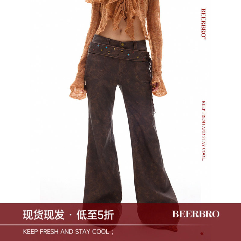 BeerBro『嬉皮辣妹』时髦暗纹微弹洗水洗褪 配钉珠腰带喇叭皮裤
