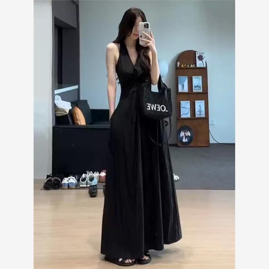 高级感黑色吊带挂脖连衣裙子女装2025新款夏季法式气质御姐风长裙